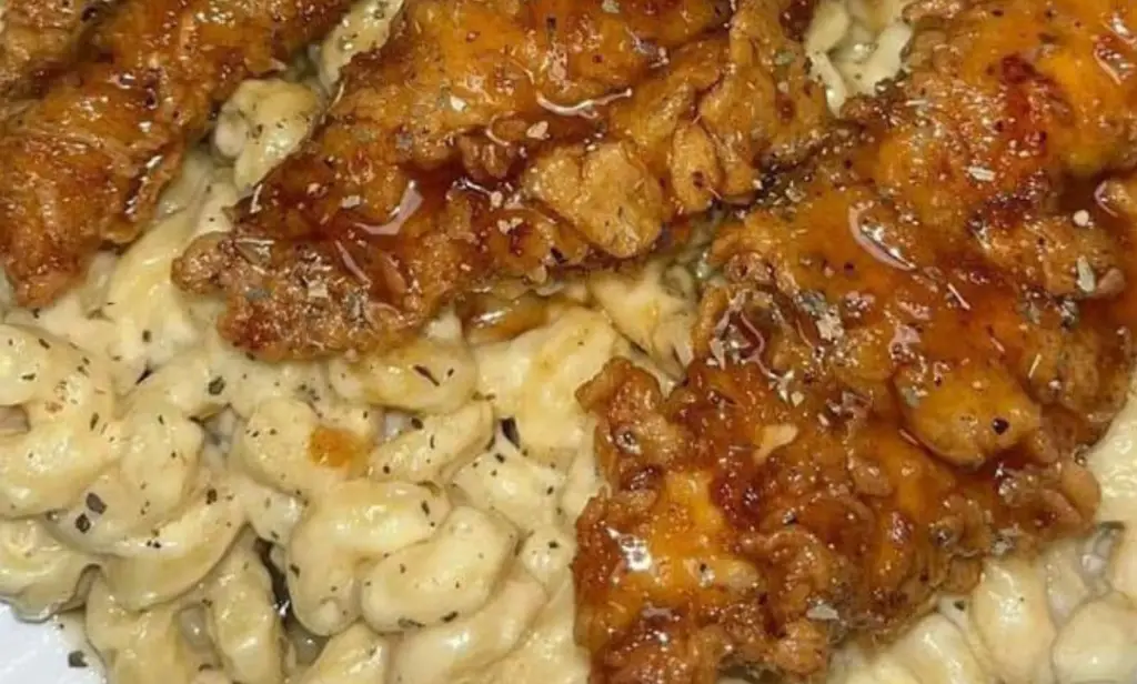 APPLEBEE’S HONEY PEPPER CHICKEN MAC AND CHEESE